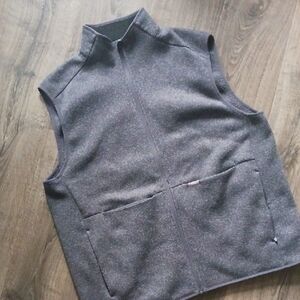 FIGS Men's grey on shift sweater vest